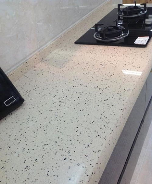 廚房臺面選石英石還是人造石？我家裝修差點選錯，幸好及時了解區別
